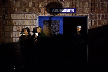 Claudia, Alba y Lucía, tres de las afectadas por las inundaciones, en la entrada del polideportivo Campus Municipal de Colonia del Sacramento, lugar donde fueron evacuadas. En torno a 150 personas se encontraban alojadas en este lugar, donde se les procure asistencia por parte del Ministerio de Desarrollo Social.