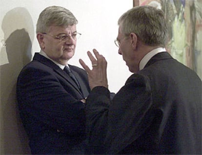 El ministro alemán de Exteriores, Joschka Fischer (izquierda) escucha a su homólogo británico, Jack Straw, ayer en Bruselas.