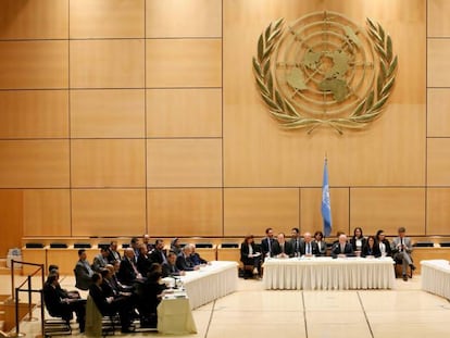 Delegaciones del Gobierno (izquierda) y de la oposici&oacute;n, ayer a ambos lados del mediador de la ONU para Siria, Staffan de Mistura, en Ginebra.