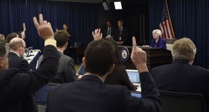 Janet Yellen se dirige a los medios tras el anuncio.