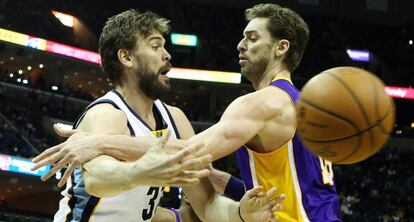 Marc y Pau Gasol, durante el partido de este miércoles.