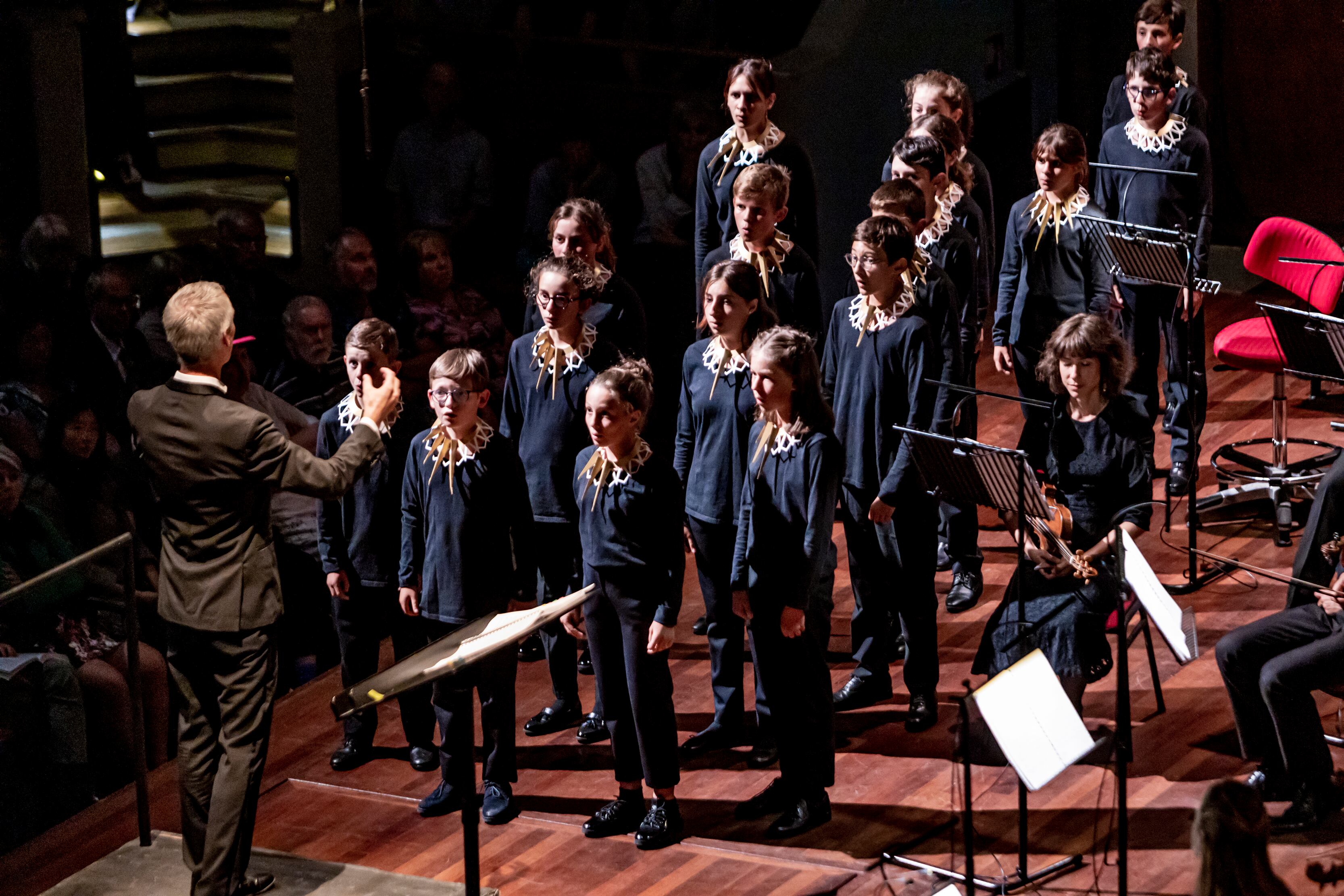 Sébastien Daucé dirige a Les pages et les chantres du Centre de musique baroque de Versailles el introito 'Factus est Dominus protector'.