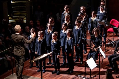 Sébastien Daucé dirige a Les pages et les chantres du Centre de musique baroque de Versailles el introito 'Factus est Dominus protector'.