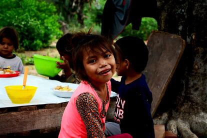 Además de las ayudas, el Gobierno provincial de Salta organiza talleres y centros de día para los niños, que incluyen desde juegos hasta un comedor en el que enseñan a las madres menús nutritivos para sus hijos.