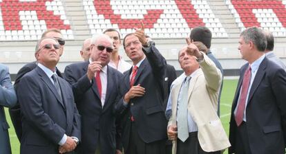 El presidente del Murcia, Jesús Samper (segundo por la izquierda) , junto al alcalde de la ciudad Miguel Ángel Cámara y el presidente de la Federación Española de Fútbol, Ángel María Villar (a la derecha), en la inauguración del estadio la Nueva Condomina.