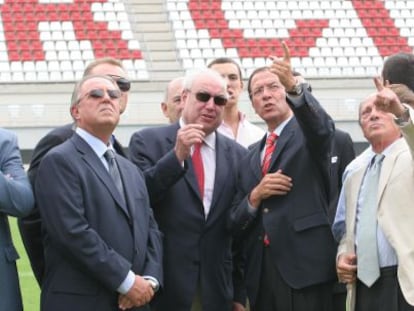 El presidente del Murcia, Jesús Samper (segundo por la izquierda) , junto al alcalde de la ciudad Miguel Ángel Cámara y el presidente de la Federación Española de Fútbol, Ángel María Villar (a la derecha), en la inauguración del estadio la Nueva Condomina.