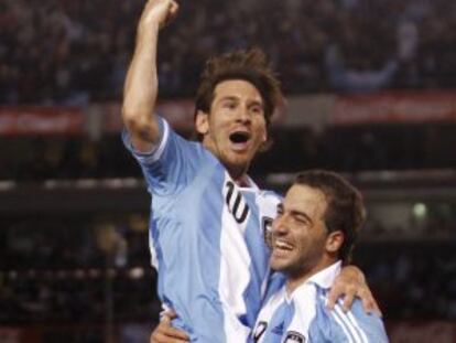 Messi celebra con Higuaín su gol