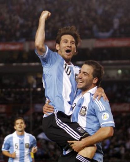 Messi celebra con Higuaín su gol