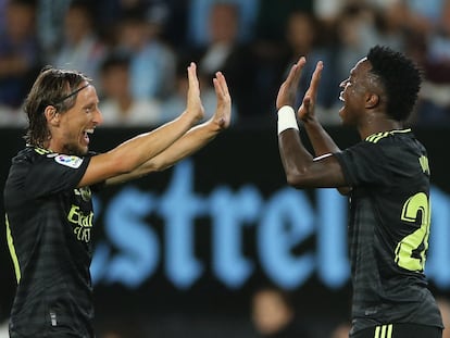 Vinicius y Modric celebran el gol del brasileño ante el Celta en la segunda jornada de Liga.