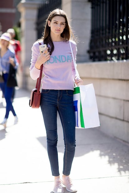 Las camisetas y jerséis con mensaje son una buena forma de darle un toque diferente a unos simples vaqueros. La colección de Alberta Ferretti, con los días de la semana en el pecho, es un gran ejemplo.