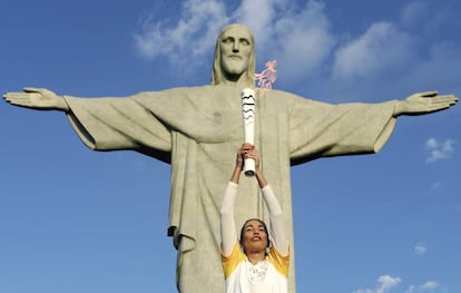 A campeã olímpica de vôlei de praia, Isabel, leva a tocha ao Cristo Redentor.