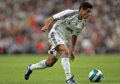 Cicinho durante un partido en su etapa en el Real Madrid.