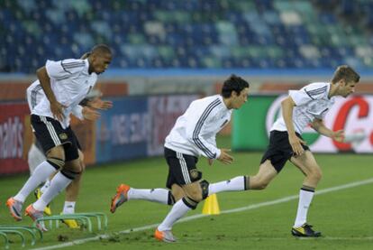 Özil y Müller corren juntos en el entrenamiento de ayer.