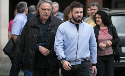 Los diputados Joan Tardà y Gabriel Rufián llegan a la sede de ERC en Barcelona.