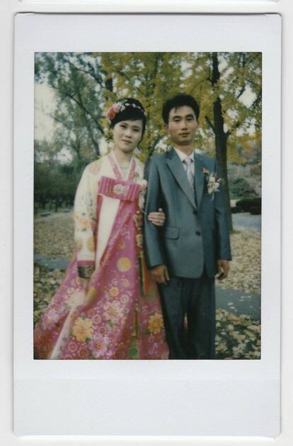 En esta foto de octubre de 2014, hecha con una cámara instantánea, Ri Ok-ran, de 28 años, y su novio Kang Sung-jin, de 32, posan para un retrato en Moranbong (Pyongyang), donde hicieron sus fotos de boda. Cuando se les pregunta a los norcoreanos qué es importante para ellos, suelen hablar de trabajar duro, practicar deporte o tener muchos hijos. Kim Jong-un siempre está en la conversación: "Lo más importante para nosotros es tener muchos hijos, para que puedan servir en el ejército y defender a nuestro líder y a nuestro país en el futuro".