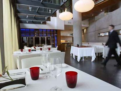 Comedor del restaurante Syrah. Abajo, sardinas a la brasa con <i>trinxat</i> de la Cerdanya y aro de pies de cerdo.