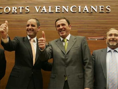 Serafín Castellano, Francisco Camps, Joan Ignasi Pla y Antoni Such, ayer, tras la aprobación del Estatut en las Cortes Valencianas.