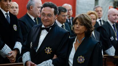 Álvaro García Ortiz y su predecesora en el cargo, Dolores Delgado, en el Tribunal Supremo.