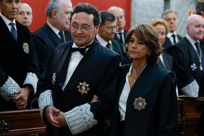 Álvaro García Ortiz y su predecesora en el cargo, Dolores Delgado, en el Tribunal Supremo.