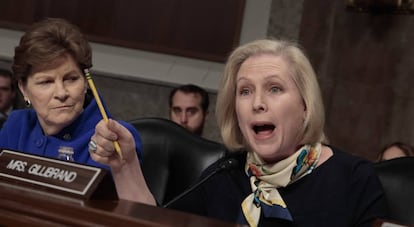 La senadora Kirsten Gillibrand pregunta al Comandante Neller.