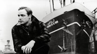 Marlon Brando en un fotograma de La ley del silencio, de Elia Kazan.