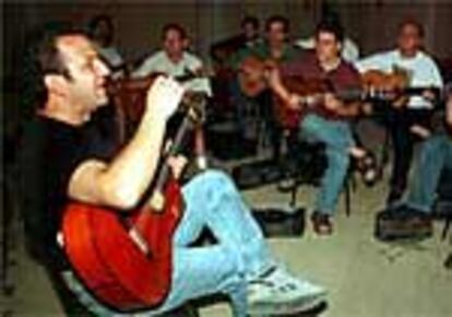 Gerardo Núñez (a la izquierda), durante uno de los cursos que imparte en Cádiz.