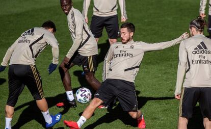 Hazard (en el centro) en un entrenamiento del Real Madrid.