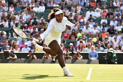 Serena Williams devuelve la pelota contra Mladenovic.