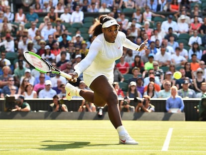 Serena Williams devuelve la pelota contra Mladenovic.