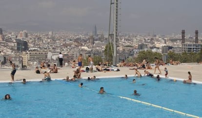 Ba&ntilde;istas en la piscina de Montju&iuml;c