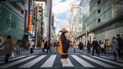 Un hombre ataviado a la antigua usanza cruza un paso de cebra de la calle Ginza, la vía comercial más cosmopolita de Tokio