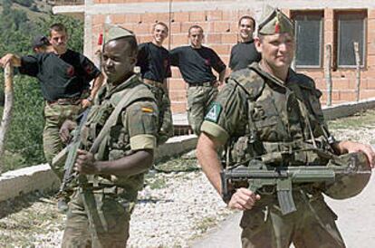 Dos legionarios españoles, durante una entrega de armas de la guerrilla albanesa en la localidad macedonia de Brodec.