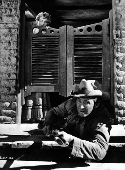 Anthony Mann,1950. Mann (1906, 1967) es uno de los directores que más veces aparecen citados en el magistral libro del inolvidable Ángel Fernández-Santos <i>Más allá del Oeste </i>(Debate). De todos los <i>westerns</i> que dirigió este gran artesano forjado en la época dorada de Hollywood, <i>Winchester 73</i> es quizá el que alcanza mayor hondura, aunque <i>El hombre de Larramie</i> o <i>Cimarrón</i> son también filmes que se sumergen en la infinidad de los paisajes, en la tristeza de los héroes, en la violencia sin épica, en la soledad de las cabalgadas. En su ensayo, Fernández-Santos recordaba una de las frases que James Stewart pronuncia en el filme, que relata una larga persecución. "Mi padre me enseñó a cazar, pero a él no le enseñaron a protegerse de los que disparan por la espalda. Tengo prisa para que todo esto acabe de una vez y yo pueda volver a ser una buena persona".