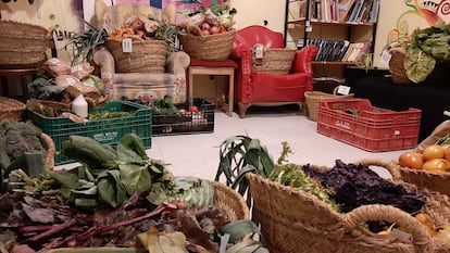 Cestas con productos ecológicos del grupo de consumo LaDinamo en su local de reparto de Lavapiés, antes de ser recogidas el pasado 23 de febrero