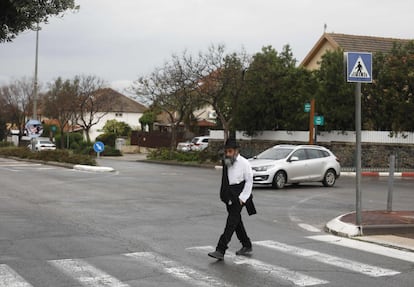 Un hombre judío ultraortodoxo cruza una calle en el asentamiento de Katzrin.