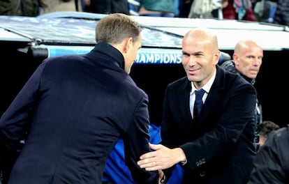 Thomas Tuchel y Zinedine Zidane se saludan antes del comienzo del partido.
