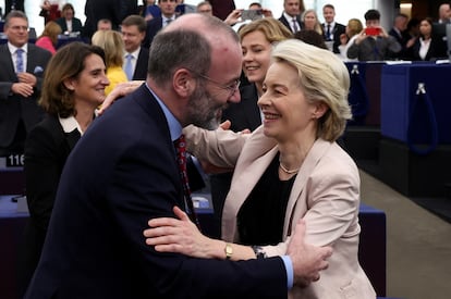 Manfred Weber felicita a Ursula von der Leyen, con Teresa Ribera detrás a la izquierda, este miércoles en la Eurocámara.  