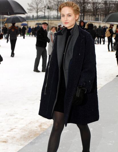 Leelee Sobieski a su llegada al desfile de Dior con un look totalmente afrancesado.