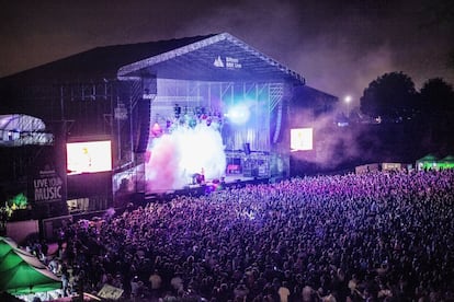 Uno de los festivales de referencia para el pop rock internacional. El parque natural de Kobetamendi es el escenario de excepción para bandas como Florence + The Machine, The XX, The Chemical Brothers y Gorillaz. Precio: desde 60 euros.