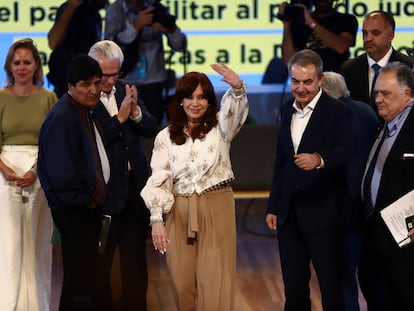 Cristina Fernández de Kirchner junto a José Luis Rodríguez Zapatero, Evo Morales y Baltasar Garzón durante una reunión del Grupo de Puebla en Argentina.