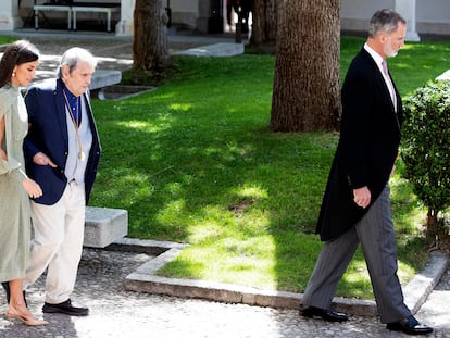 Los reyes Felipe VI y Letizia acompañan a Rafael Cadenas al acto de entrega del Premio Cervantes, este lunes en Alcalá de Henares.