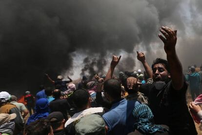 Um grupo de palestinos durante o protesto na fronteira entre Gaza e Israel.