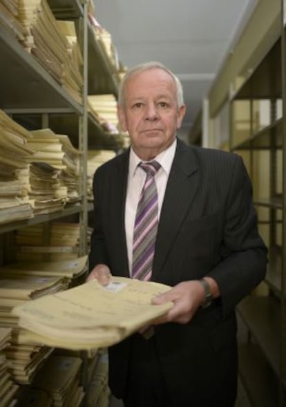 Kurt Schrimm, responsable de la Oficina de Investigación de los Crímenes nazis, en el archivo de la institución.