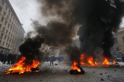 Neumáticos quemados por los manifestantes pro europeos durante los enfrentamientos con la policía en el centro de Kiev.