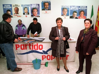 Cándida Martínez (izquierda) y Purificación Ovidio, en la sede del PP de Almendralejo (Badajoz) el 25 de febrero de 2000, durante las elecciones legislativas de ese año.