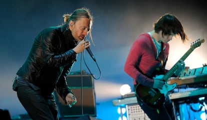 Thom Yorke (izquierda) y Jonny Greenwood, de Radiohead, actúan durante la presentación de la banda en el Festival de Música y Artes de Coachella Valley, el 14 de abril de 2012, en Indio, California.