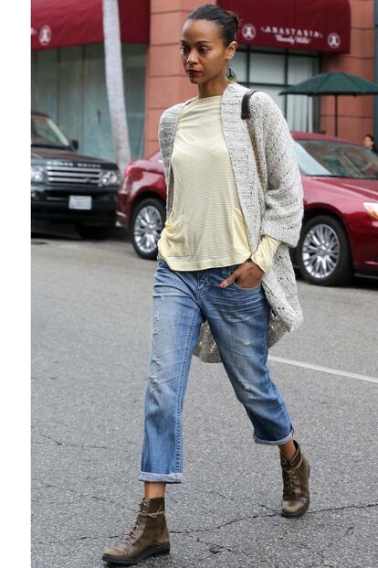 Para un look de calle, Zoe la combina con jeans capri, camiseta a rayas, cardigan y botas.