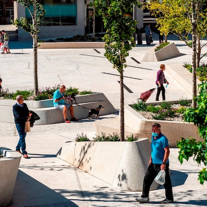 Las jardineras de hormigón se recogen en la parte superior para facilitar el paso de los peatones.