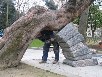 Instalación del arco en el parque de San Francisco, en Oviedo.