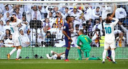 Los jugadores del Real Madrid, Gareth Bale y Luka Modric  se lamentan tras una ocasi&oacute;n en la porter&iacute;a de Ter Stegen, del FC Barcelona.